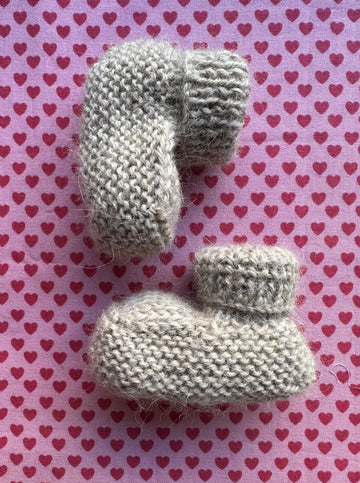 HAND KNITTED BABY BOOTIE. Oatmeal.