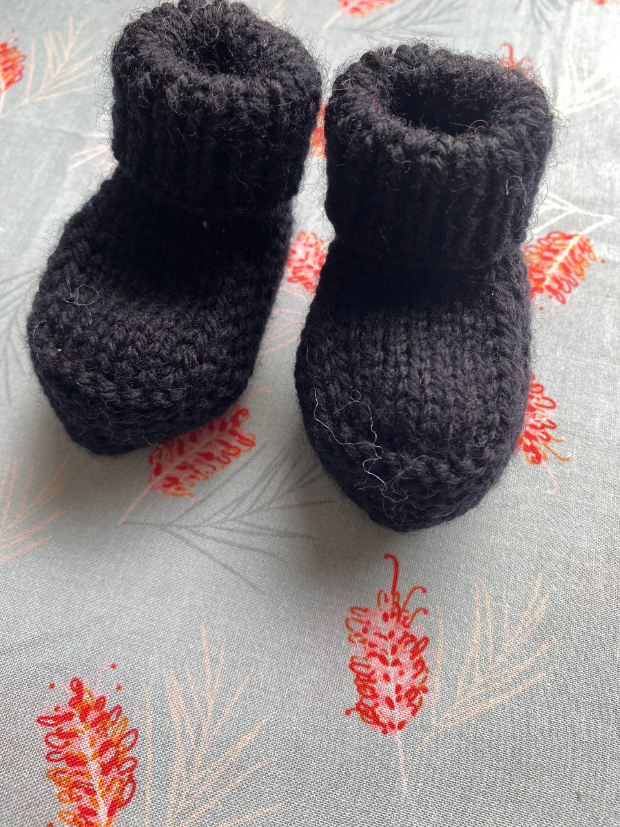 HAND KNITTED BABY BOOTIE. Black.
