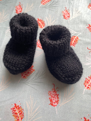 HAND KNITTED BABY BOOTIE. Black.